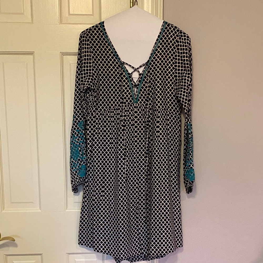 THML Black and White Geometric Top with Teal Trim